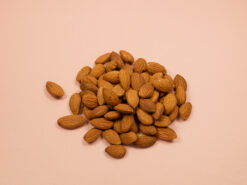 Puur natuurlijk genieten van rauwe amandelen of onze andere naturel noten is gezond.