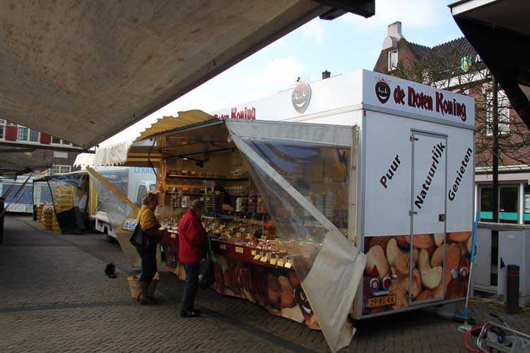 De Notenkoning op de markt in Naaldwijk