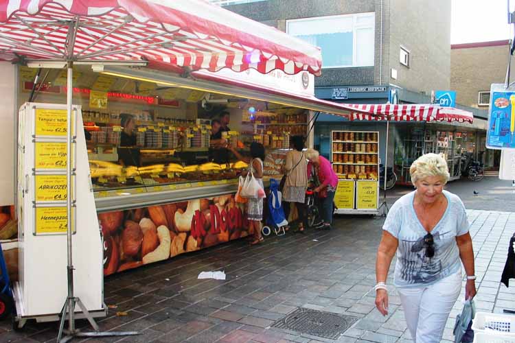 De Notenkoning staat elke woensdag op de markt in Den Haag-Loosduinen.